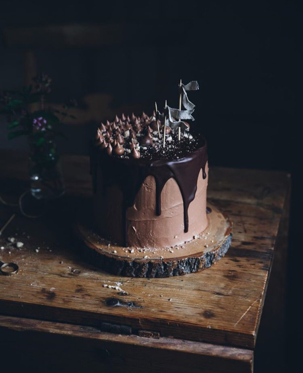 来自瑞典的烘焙师Linda Lomelino热爱鲜花与甜点，并把她的痴迷变成了事业。在她的精心制作下，鲜花与甜点结合，犹如诗画一般美。