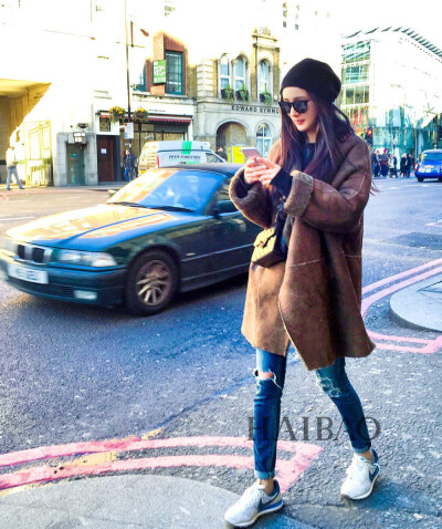 杨幂演绎羊羔绒外套