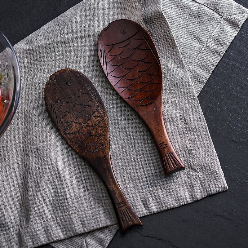 奇居良品 日式和风木质餐具 楠木鱼型勺子盛饭勺 大漆色