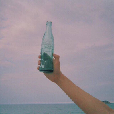 没有风的日子，云是雨的守望；没有梦的日子，等待会荒废时光。