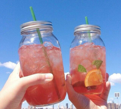 没有风的日子，云是雨的守望；没有梦的日子，等待会荒废时光。