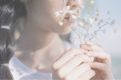 没有风的日子，云是雨的守望；没有梦的日子，等待会荒废时光。