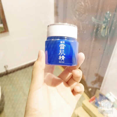 #雪肌精面霜#
雪肌精系列我第一个用完的产品，是半透明zheli状的，绝对不腻。
因为我本身是干皮，用它来做早上上妆前打底了。很好用，整个妆面都服帖也不干，自用完到现在两个月，我还没找到比它更合适的妆前产品。