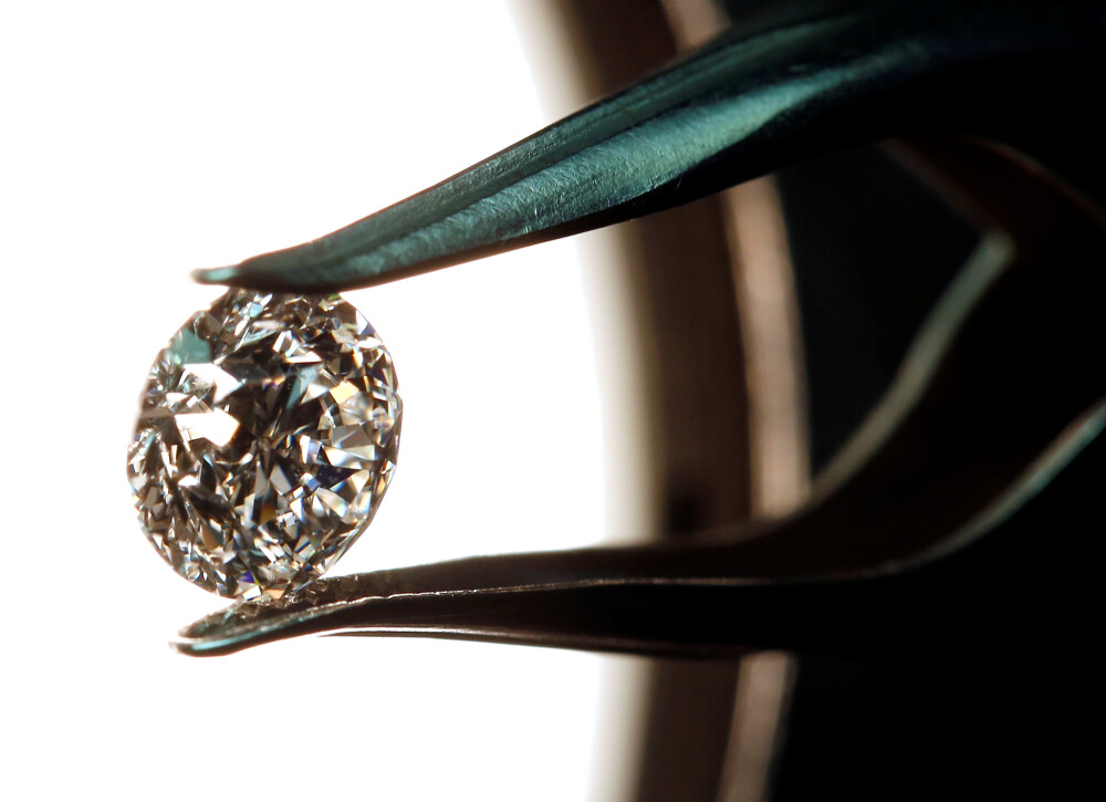 A high-quality diamond is seen in a jewellery shop in Milan, October 18, 2016. Picture taken on October 18, 2016. REUTERS/Stefano Rellandini