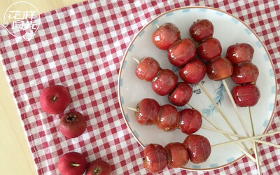 【花样食光】甜品、小食、酱料原创美食视频分享——冰糖葫芦，我始终认为还是山楂最正宗，红红的山楂球惹人喜爱，甜里裹着酸，酸里透着甜。山楂具有开胃、养颜、活血化瘀、降血脂等作用。现在正值山楂季，一起来学做…