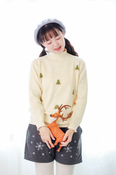 浅杏色圣诞树提花毛衣，非常适合冬季的各种节日气氛，给人温暖喜庆的感觉，搭配的是同样应景的雪花刺绣毛呢短裤。