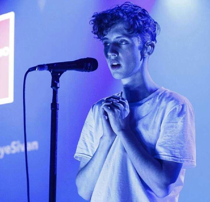 troye sivan
#头像#壁纸#存图舔颜
戳戳美颜盛世，宝宝们这图可是流量上传的啊
对于有些图片不调色会死星人，稍微强迫症，其实我内心是拒绝的，因为这样很累的。
优美的分割线――――――――――――
“我爱你”
“你心里还留下什么给爱呢？”
――《少年汉尼拔》
by儿童有何吩咐