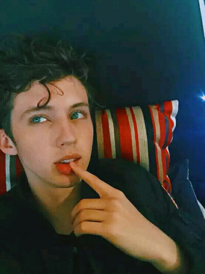 troye sivan 磨人小妖精 sexy boy
#头像#壁纸#存图舔颜
戳戳美颜盛世，宝宝们这图可是流量上传的啊
对于有些图片不调色会死星人，稍微强迫症，其实我内心是拒绝的，因为这样很累的。
优美的分割线―――――――――…