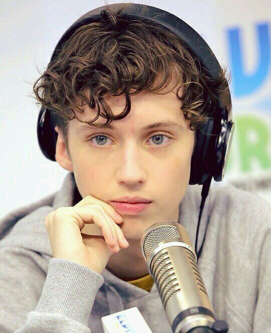 troye sivan 老图，卷毛戳
#头像#壁纸#存图舔颜
戳戳美颜盛世，宝宝们这图可是流量上传的啊
对于有些图片不调色会死星人，稍微强迫症，其实我内心是拒绝的，因为这样很累的。
优美的分割线――――――――――――
“我爱你”
“你心里还留下什么给爱呢？”
――《少年汉尼拔》
by儿童有何吩咐