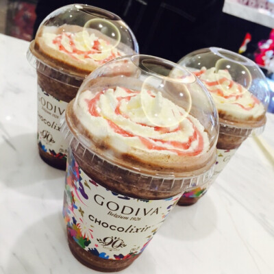 #吃货第七十四发#GODIVA。比星巴克还要奢侈的甜品。味道也就一般般。可是要的就是这个奢侈 哈哈