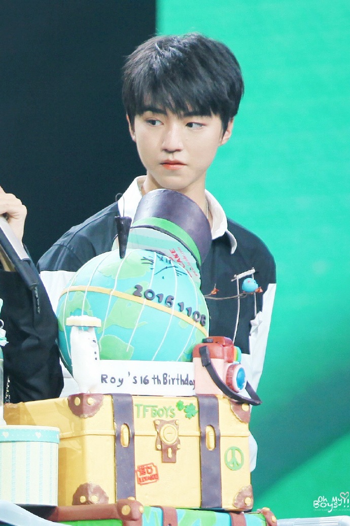 #OHMYBOYS##王俊凯# @TFBOYS-王俊凯 千山万水就当作伏笔 总会遇见姗姗来迟的你