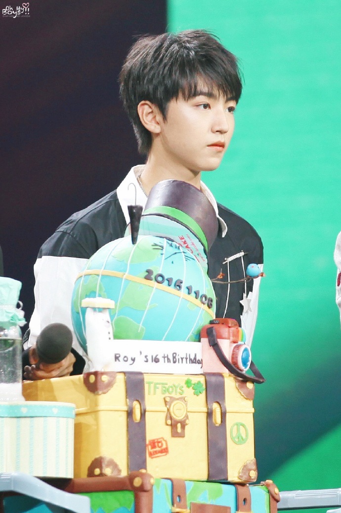 #OHMYBOYS##王俊凯# @TFBOYS-王俊凯 千山万水就当作伏笔 总会遇见姗姗来迟的你