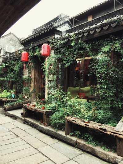 11.9:顺路去西塘兜了圈，除了咖吧就是酒吧。。。没有以前的感觉了。。。