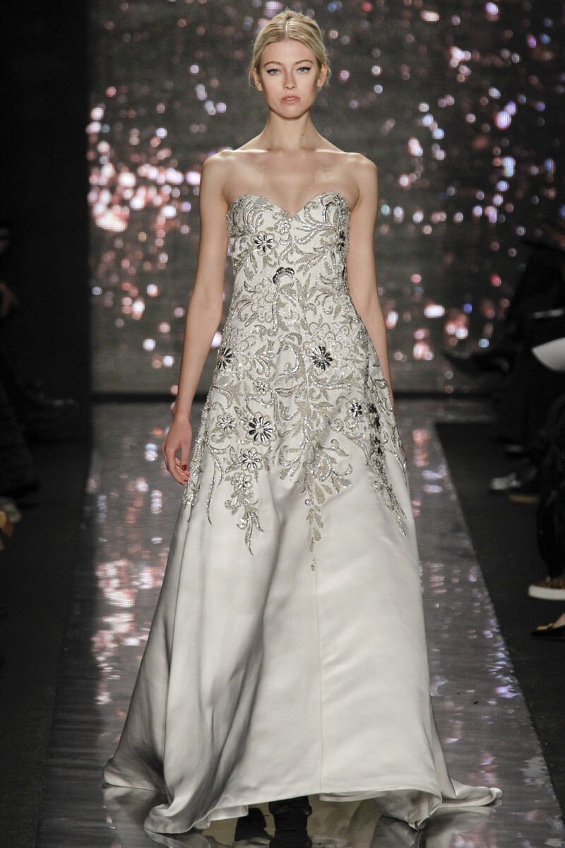 Naeem Khan 2012 秋冬高级成衣 时装秀结束后Naeem Khan 在后台说：“此次时装发布会以圆点开场”。（Matt Damon出现在发布会观众席的前排，他是此次时装周最重要的名人）。Naeem Khan 所说的“圆点”实际是指的是眉心贴——印度妇女佩戴的装饰性符号或珠宝，用于驱魔或者预示将要结婚——设计师设计的出发点是为了探索印度的人体艺术～