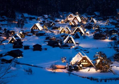 迷人的童话式冬景，日本白川乡合掌村。