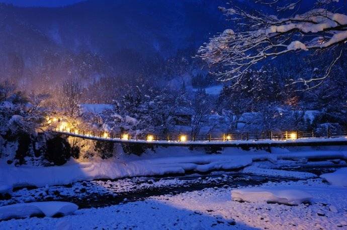 迷人的童话式冬景，日本白川乡合掌村。