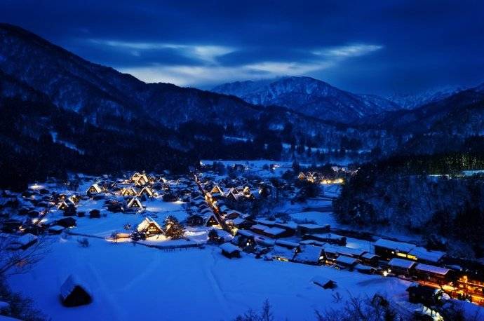 迷人的童话式冬景，日本白川乡合掌村。