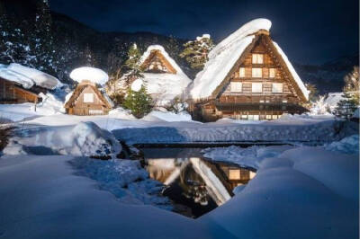 迷人的童话式冬景，日本白川乡合掌村。