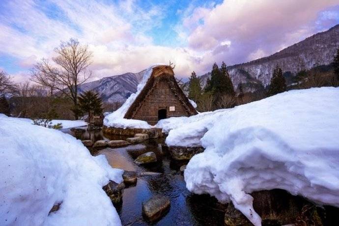 迷人的童话式冬景，日本白川乡合掌村。