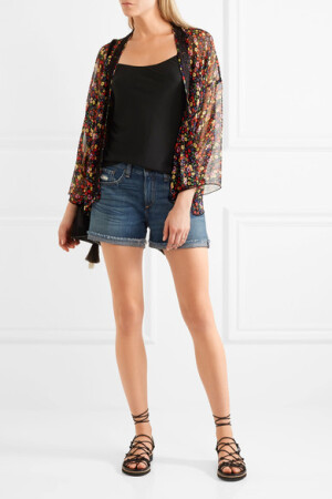 “我的创作素来带有美国流行文化的痕迹，这一季，我尤其希望回顾我的文化根源并将其呈现给大众。” 设计师 Anna Sui 这样说道。这款和服式外套采用薄如蝉翼的真丝顺纡绉制成，印有黄色、红色和深浅不一的蓝色小碎花图案，并于领口和背面缀有钩编蕾丝边饰。不妨内搭简单的吊带背心，完全展现单品魅力。