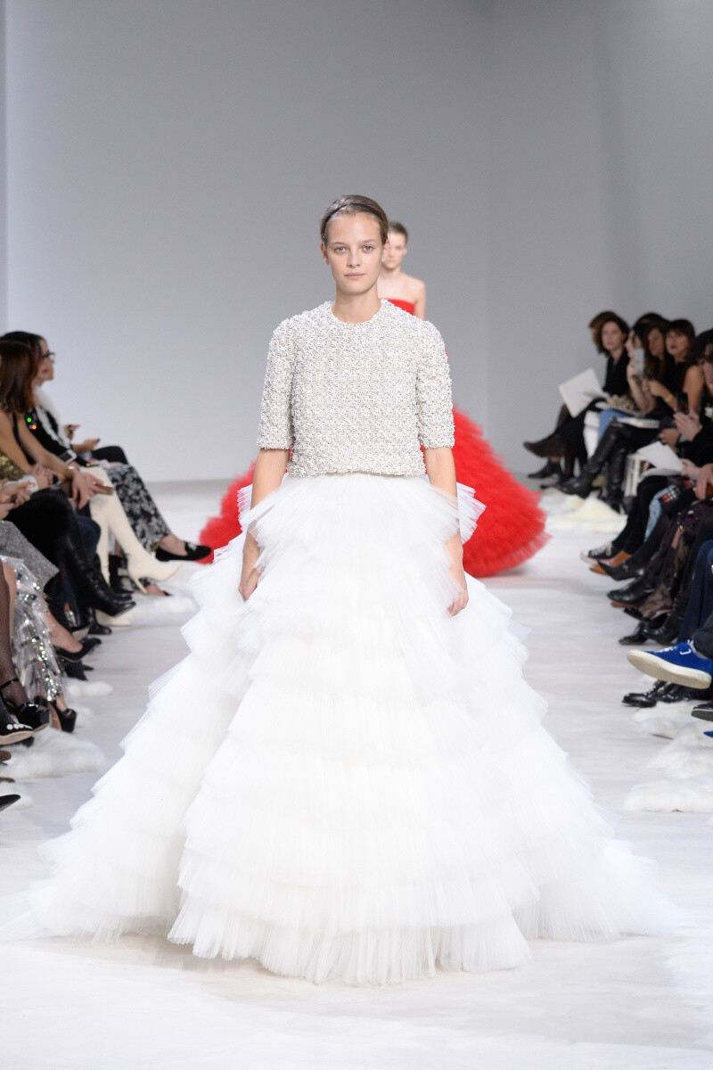 Giambattista Valli 2016春夏高级定制本季设计师的灵感源自巴黎著名园林——芭嘉黛尔公园、皇宫花园、卢森堡公园和杜乐丽花园，花开烂漫的情景以及花瓣摇曳的惬意都被一针一线的缝入礼服中～