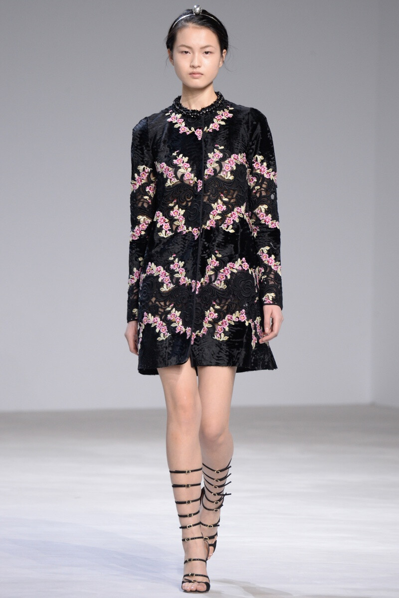 Giambattista Valli 2016春夏高级定制本季设计师的灵感源自巴黎著名园林——芭嘉黛尔公园、皇宫花园、卢森堡公园和杜乐丽花园，花开烂漫的情景以及花瓣摇曳的惬意都被一针一线的缝入礼服中～