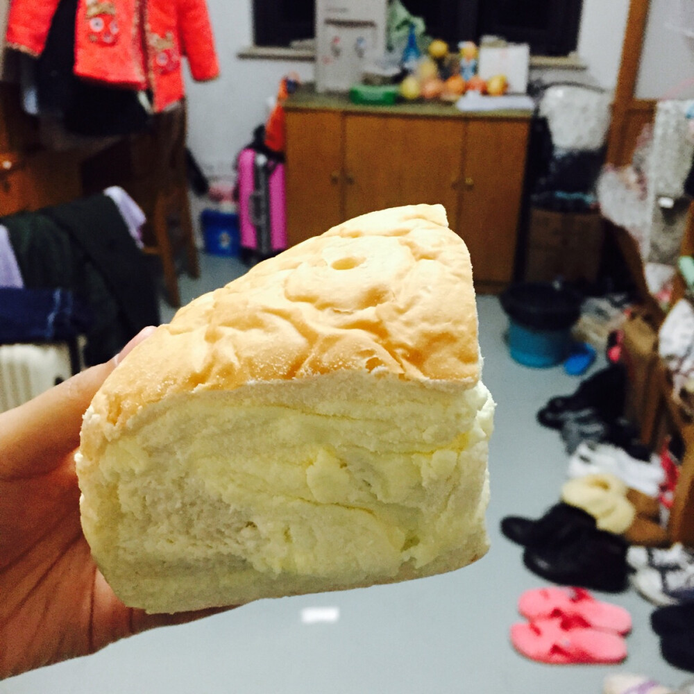 #breadcake#乳酪包#一直只看到没吃到的乳酪包，更想象中差不多吼，就是稻草人迟到了吃它好尴尬?