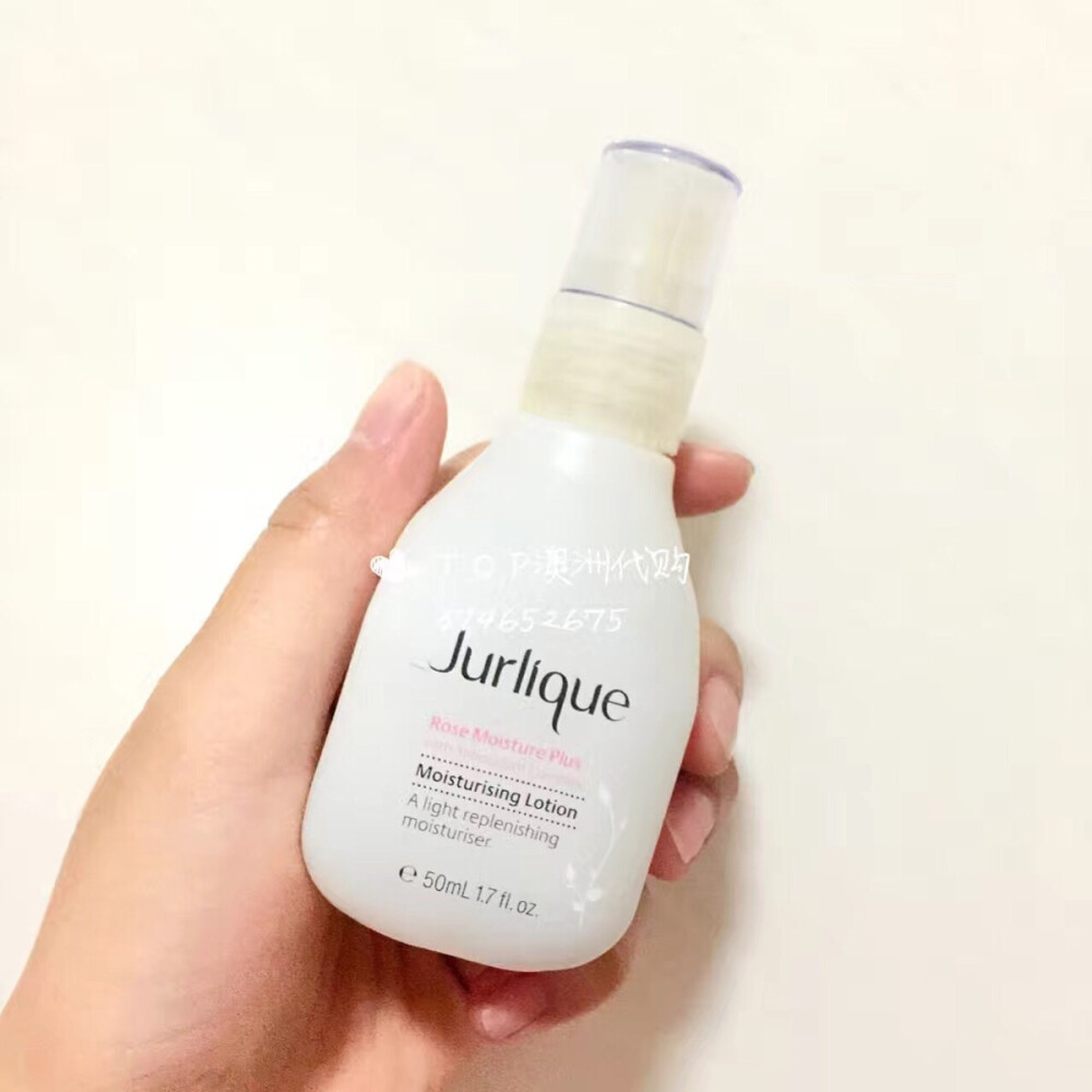 #安利好货#Jurlique玫瑰保湿乳50ml，作为轻盈滋润的乳液，为肌肤提供了补水和保护的双重功效。这种高效能配方专为软化、舒缓和平衡肌肤，减少干燥而设计。有助于改善皮肤水分含量，同时提供必要的保护与对抗周围肌肤对皮肤的损伤。令肌肤看起来水水的，柔软有光泽。