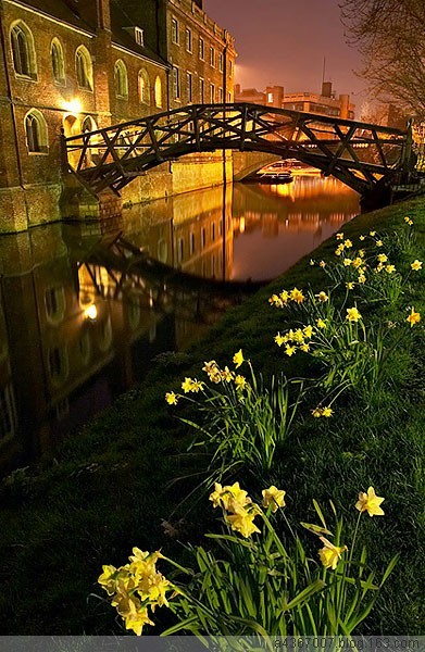 数学桥（Mathematical Bridge），也称为牛顿桥（Newton's Bridge），是剑桥皇后学院（Queens‘ College，Cambridge）横跨剑河的一个座木桥。徐志摩在此写下了《沉默是今晚的康桥》名句。