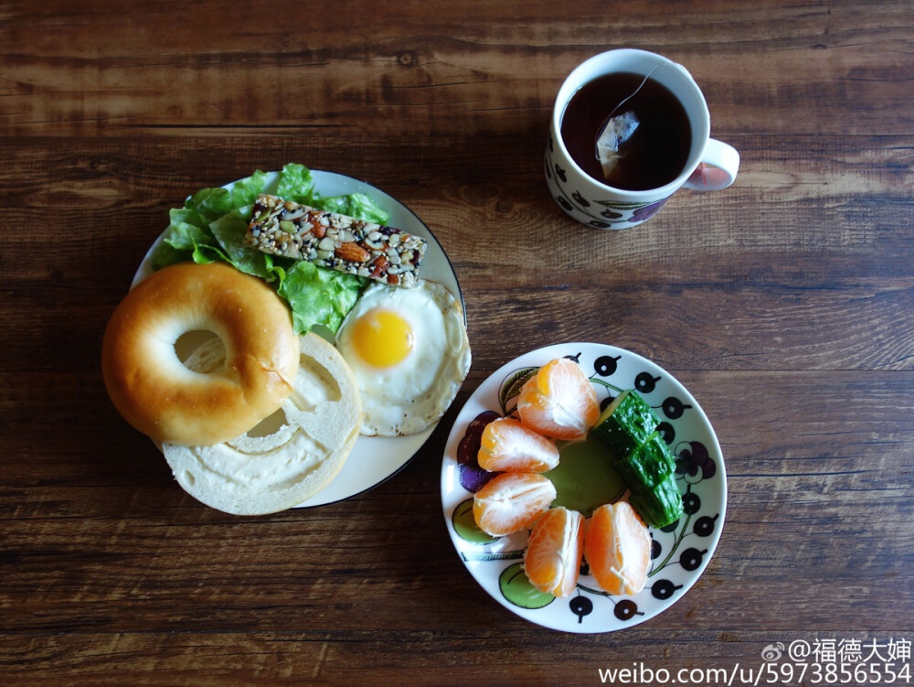 乳酪贝果，煎蛋生菜坚果，橘子黄瓜，红茶。