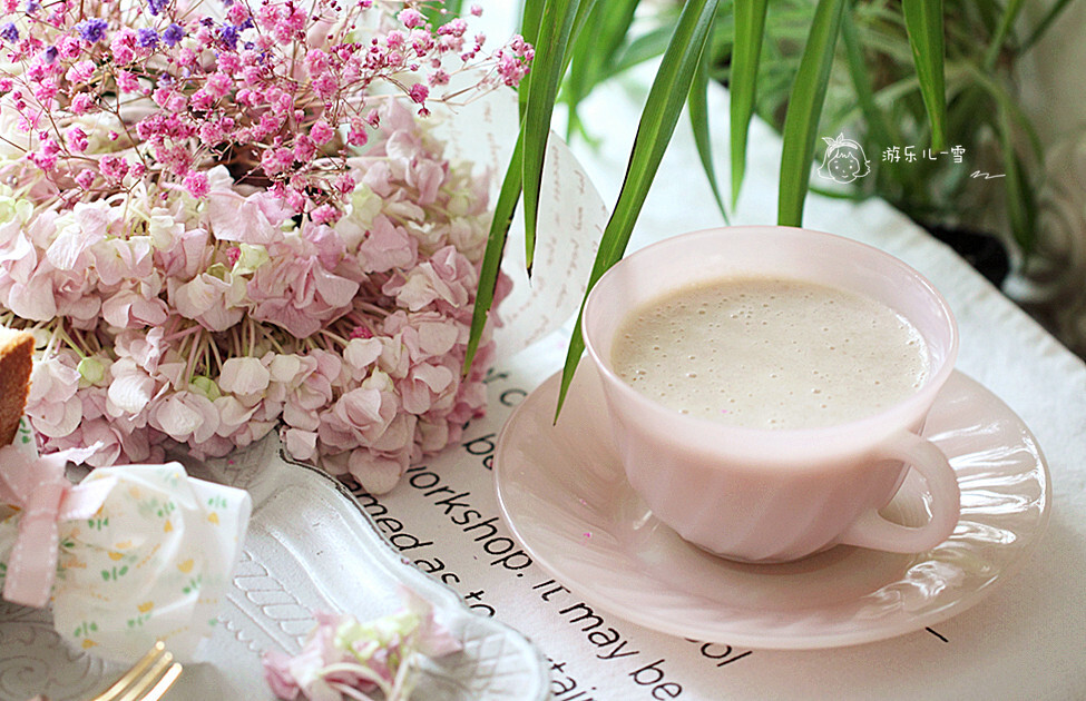 香芋奶茶：
买了荔浦芋头，蒸熟，煮一锅奶茶过滤后，和芋头打匀，一勺汤融化，这个味道暖暖的。