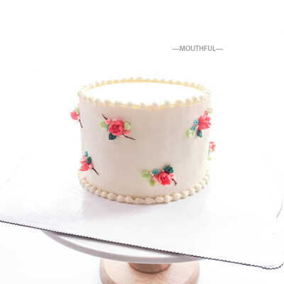 很喜欢这种绣花手帕风格的小蛋糕，就是做起来太考验耐力了
