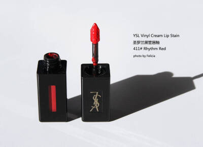 黄皮星人必备的显白神器-橘红色口红！
YSL Vinyl Cream Lip Stain
色号：411#
美国专柜价格：$36（折合人民币约￥250）
YSL黑管唇釉比旧款唇釉要水润、轻薄很多，并且上唇后很快成膜，打造出漆光唇的妆效！