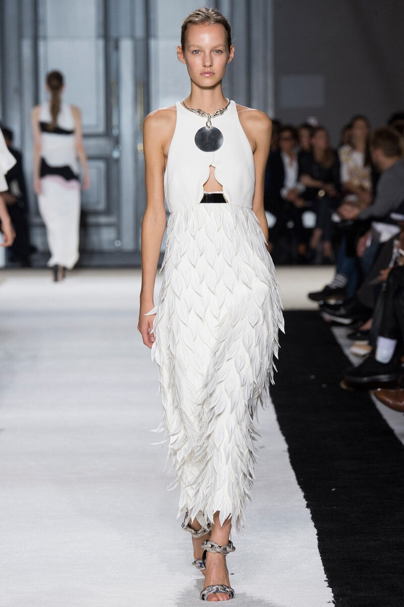 Giambattista Valli 2015年春夏高级成衣系列 本季系列设计灵感来自于日本的代谢派建筑，强调事物的生长、变化与衰亡，极力主张采用新的技术来解决问题，擅长于浪漫风格和使用花卉图案的Giambattista Valli对于各类裙装的把控已经相当成熟，本季他也设计了一些裤装，依旧如以往那般清新和淡雅。大量的工业元素在服装的廓形设计中完美体现，而那些抽象印花及羽毛装饰则为整体赋予了更多浪漫唯美之意～