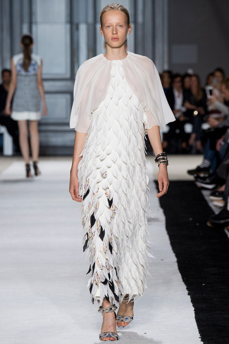 Giambattista Valli 2015年春夏高级成衣系列 本季系列设计灵感来自于日本的代谢派建筑，强调事物的生长、变化与衰亡，极力主张采用新的技术来解决问题，擅长于浪漫风格和使用花卉图案的Giambattista Valli对于各类裙装的把控已经相当成熟，本季他也设计了一些裤装，依旧如以往那般清新和淡雅。大量的工业元素在服装的廓形设计中完美体现，而那些抽象印花及羽毛装饰则为整体赋予了更多浪漫唯美之意～