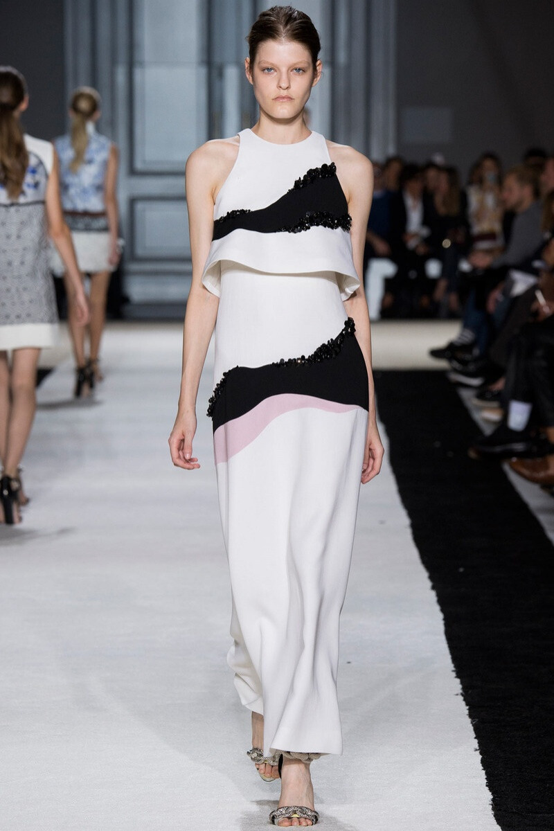 Giambattista Valli 2015年春夏高级成衣系列 本季系列设计灵感来自于日本的代谢派建筑，强调事物的生长、变化与衰亡，极力主张采用新的技术来解决问题，擅长于浪漫风格和使用花卉图案的Giambattista Valli对于各类裙装的把控已经相当成熟，本季他也设计了一些裤装，依旧如以往那般清新和淡雅。大量的工业元素在服装的廓形设计中完美体现，而那些抽象印花及羽毛装饰则为整体赋予了更多浪漫唯美之意～