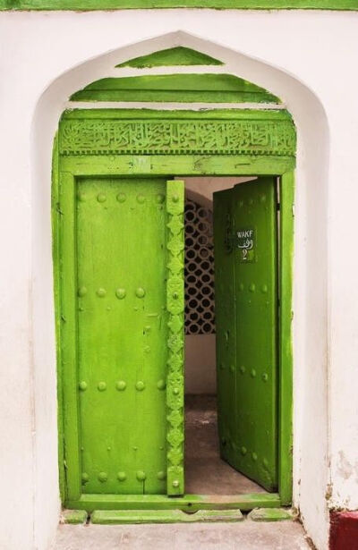 what an Awesome entrance...makes such a statement....not so sure about the colour choice but still like it {Lime Green Doorway in Morocco}: