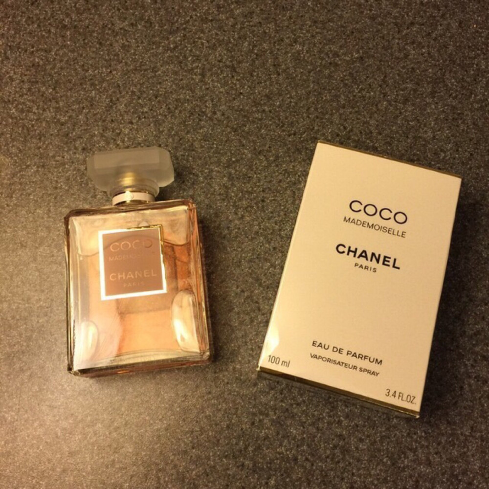 Chanel coco香水
非常喜欢这款香水，100ML的能用好久好久，香味是清新的味道，闻起来让人不反感，而且留香时间长，玻璃瓶的质地很厚，摸起来很有手感，在免税店买要比专柜便宜好多，国内税加的太多了，总之味道很喜欢，适合年轻女孩使用。（转自小世界）