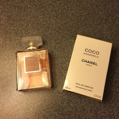 Chanel coco香水
非常喜欢这款香水，100ML的能用好久好久，香味是清新的味道，闻起来让人不反感，而且留香时间长，玻璃瓶的质地很厚，摸起来很有手感，在免税店买要比专柜便宜好多，国内税加的太多了，总之味道很喜…