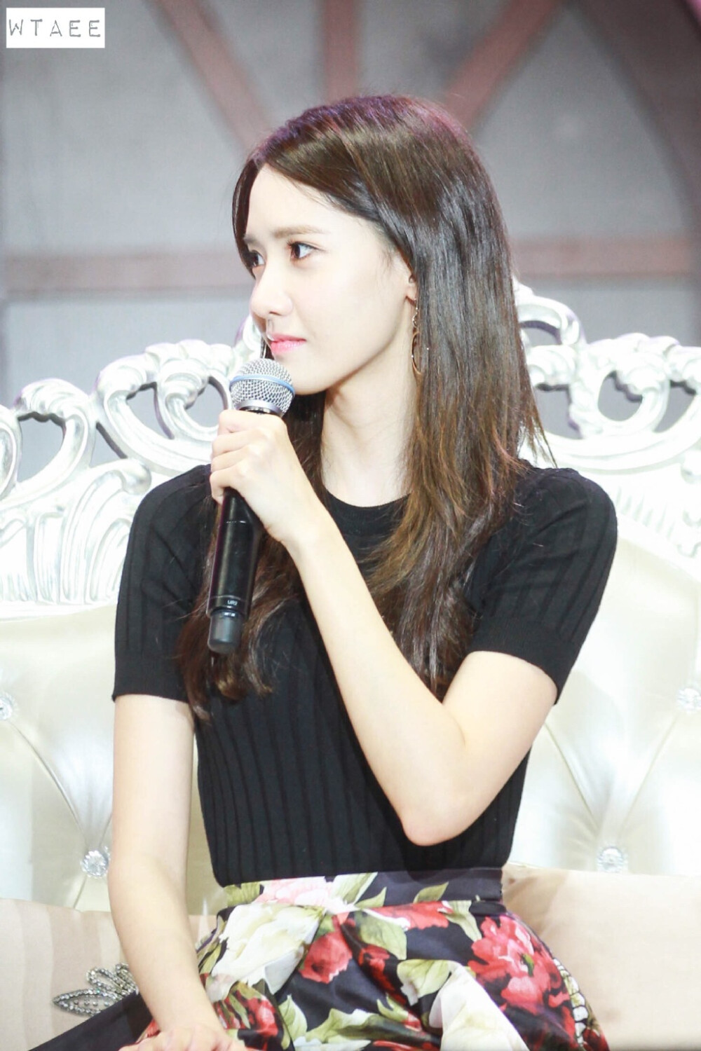 林允儿（Yoona），1990年5月30日出生于首尔，韩国女歌手、演员，女子演唱团体少女时代成员。
