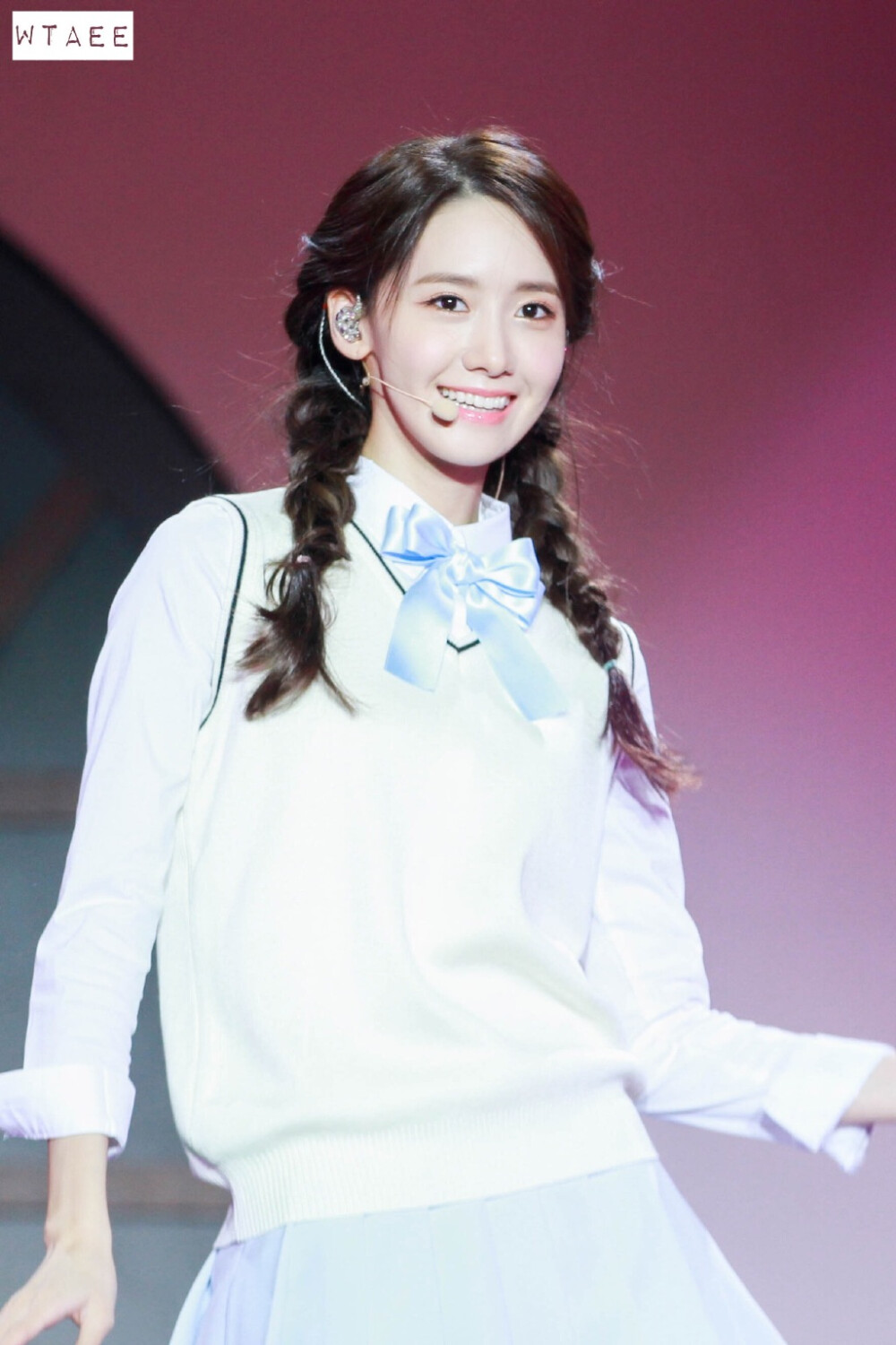 林允儿（Yoona），1990年5月30日出生于首尔，韩国女歌手、演员，女子演唱团体少女时代成员。
