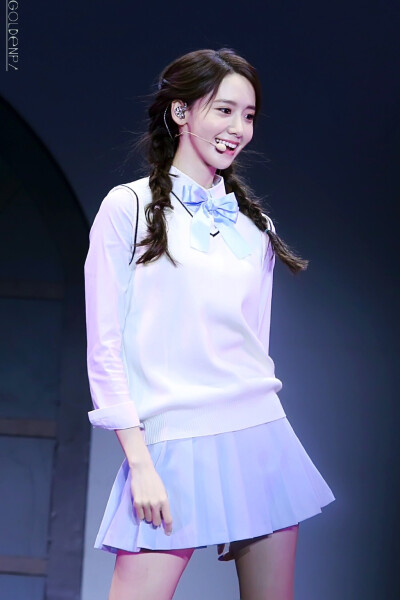 林允儿（Yoona），1990年5月30日出生于首尔，韩国女歌手、演员，女子演唱团体少女时代成员。
