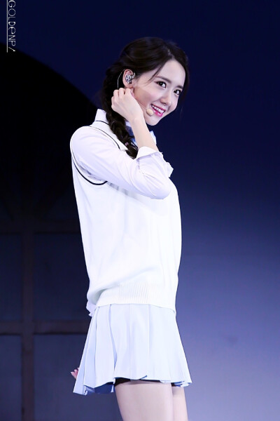 林允儿（Yoona），1990年5月30日出生于首尔，韩国女歌手、演员，女子演唱团体少女时代成员。
