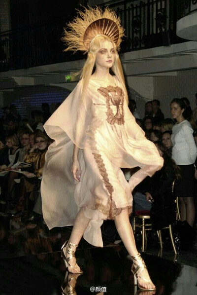 Jessica Stam 加拿大模特 178cm 猫一样的女人 这些图是Jean Paul Gaultier Couture S/S 2007时的她，这系列真的犹如精灵一样的美！