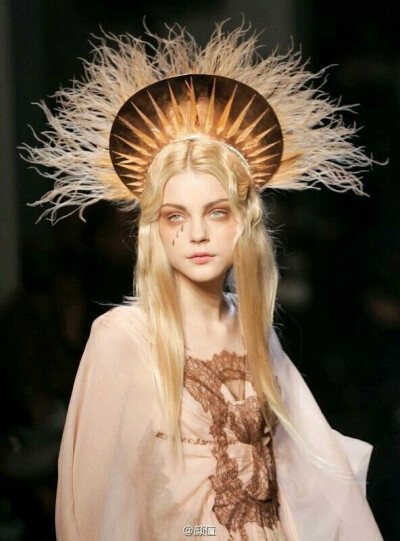 Jessica Stam 加拿大模特 178cm 猫一样的女人 这些图是Jean Paul Gaultier Couture S/S 2007时的她，这系列真的犹如精灵一样的美！