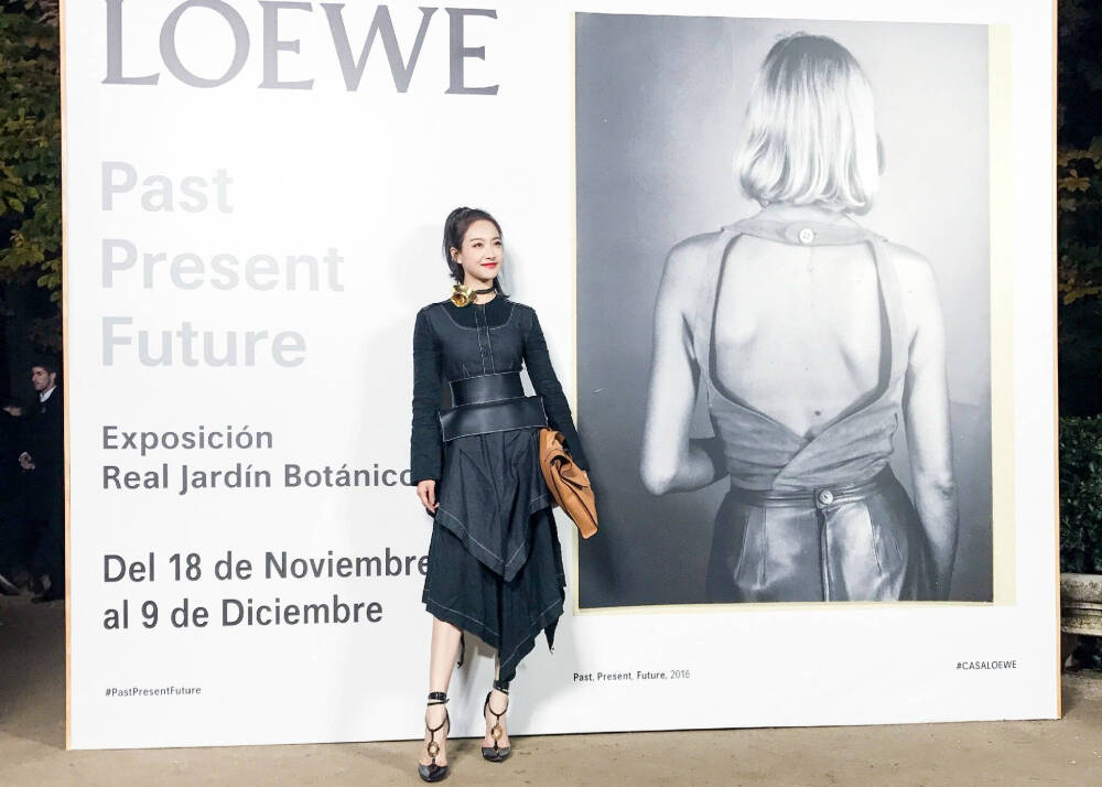 #宋茜##宋茜LOEWE品牌挚友#@LOEWE罗意威 全球旗舰店揭幕酒会在马德里如期举行，@宋茜 作为亚洲首位品牌挚友再度受邀出席揭幕酒会，身着@LOEWE罗意威 2017春夏黑色不规则下摆连衣裙，配品牌设计总监Jonathan Anderson赠送的全球独一无二的褐色超大号手拿包出席揭幕酒会，创意感十足的简单搭配在宋茜的演绎下更加的完美，时尚而富有个性。这也是一年来宋茜与@LOEWE罗意威 的第二次合作，感谢@LOEWE罗意威 一直以来的关照与认可！