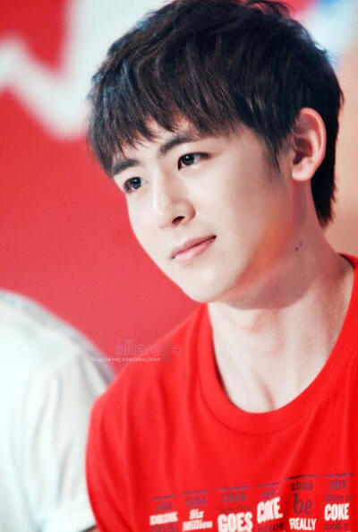 Nichkhun（NichKhun Buck Horvejkul），1988年6月24日出生于美国加利福尼亚州，中泰混血。韩国男子演唱组合2PM成员，歌手、主持人、模特、演员。