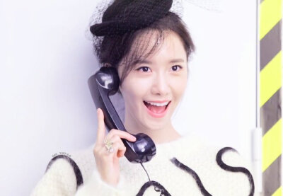 林允儿（Yoona），1990年5月30日出生于首尔，韩国女歌手、演员，女子演唱团体少女时代成员。
