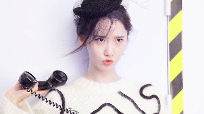 林允儿（Yoona），1990年5月30日出生于首尔，韩国女歌手、演员，女子演唱团体少女时代成员。
