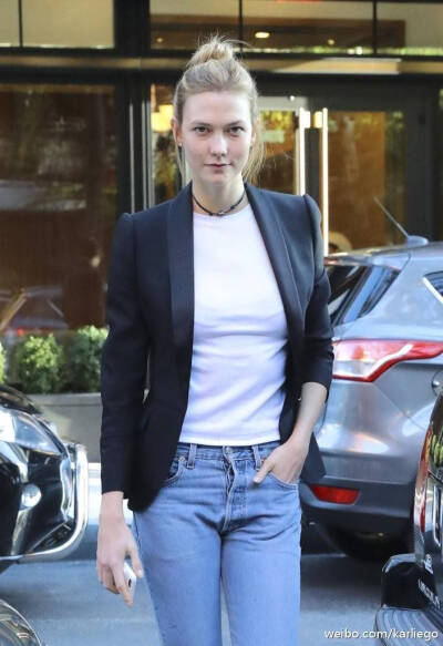 中文名卡莉·克劳斯 外文名Karlie Kloss 别名小KK 国籍美国 出生地美国芝加哥 出生日期1992.8.3职业模特，设计师经纪公司IMG主要成就MDC TOP 50 MODEL No.2身 高1.85m 